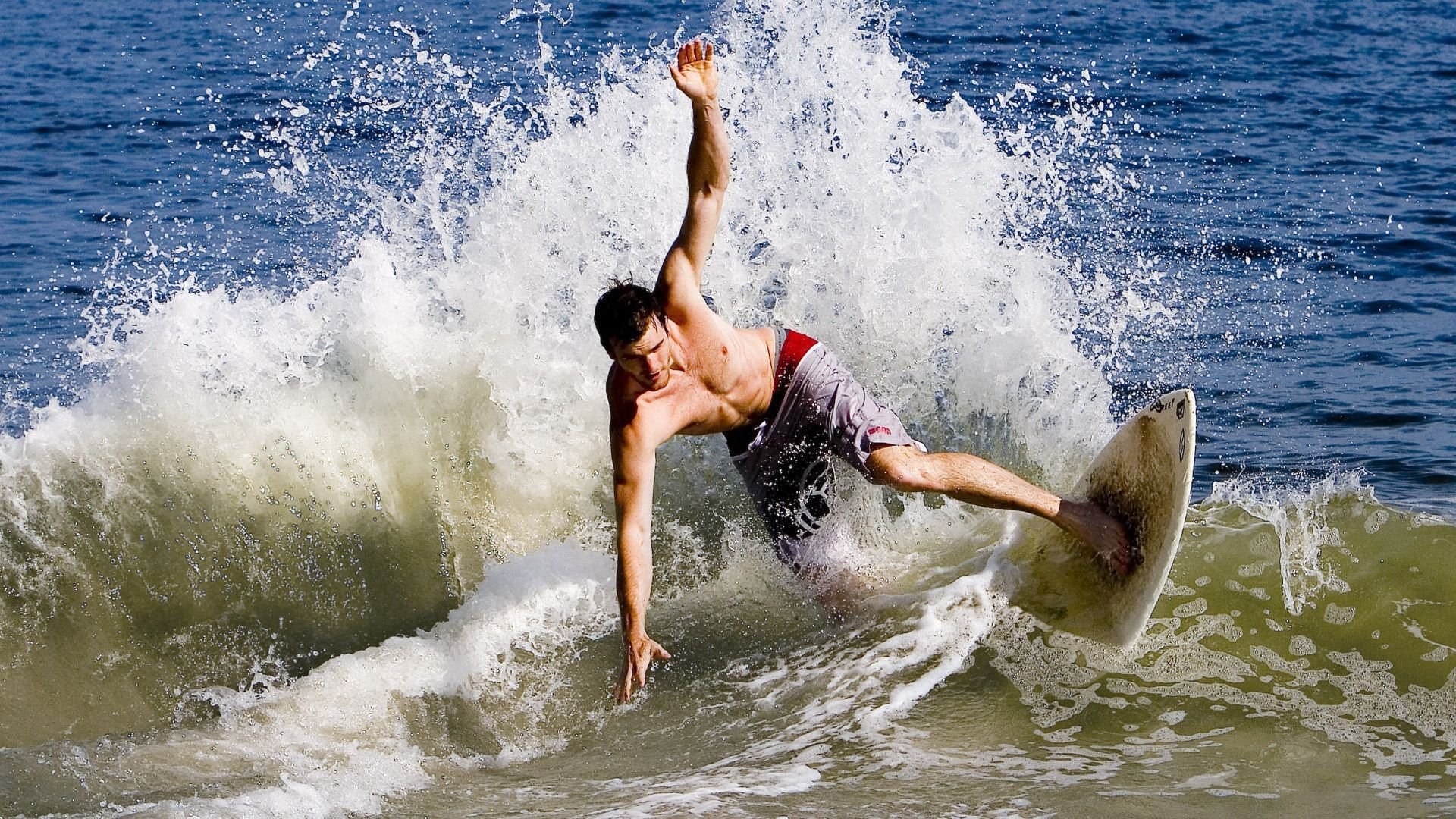 法国足球职业联赛竞争激烈，场面火爆，法国足球队2021